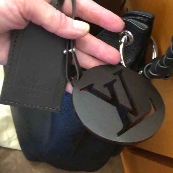 💯% Authentic Louis Vuitton Carmel Hobo - Picture 3 of 8